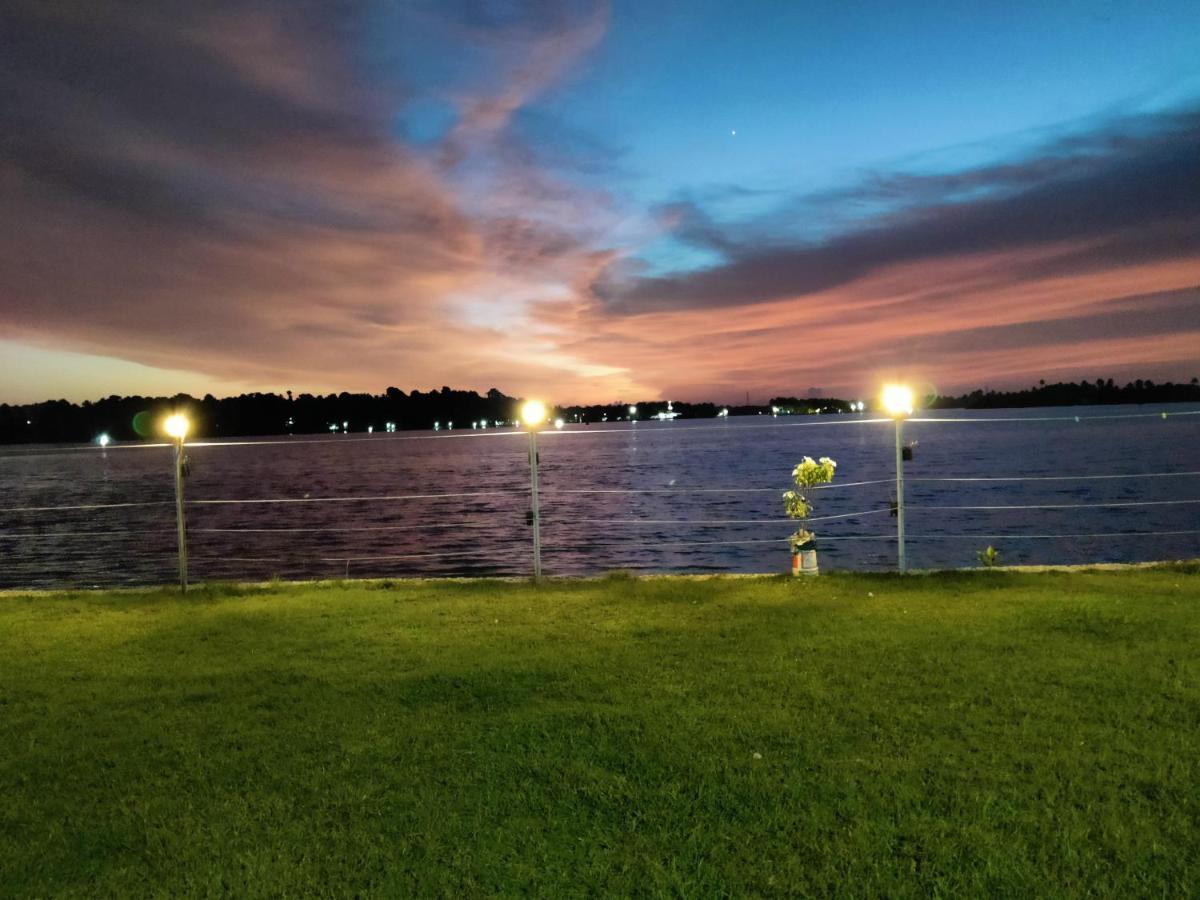 Wind &Waves Apartment โกลลัม ภายนอก รูปภาพ