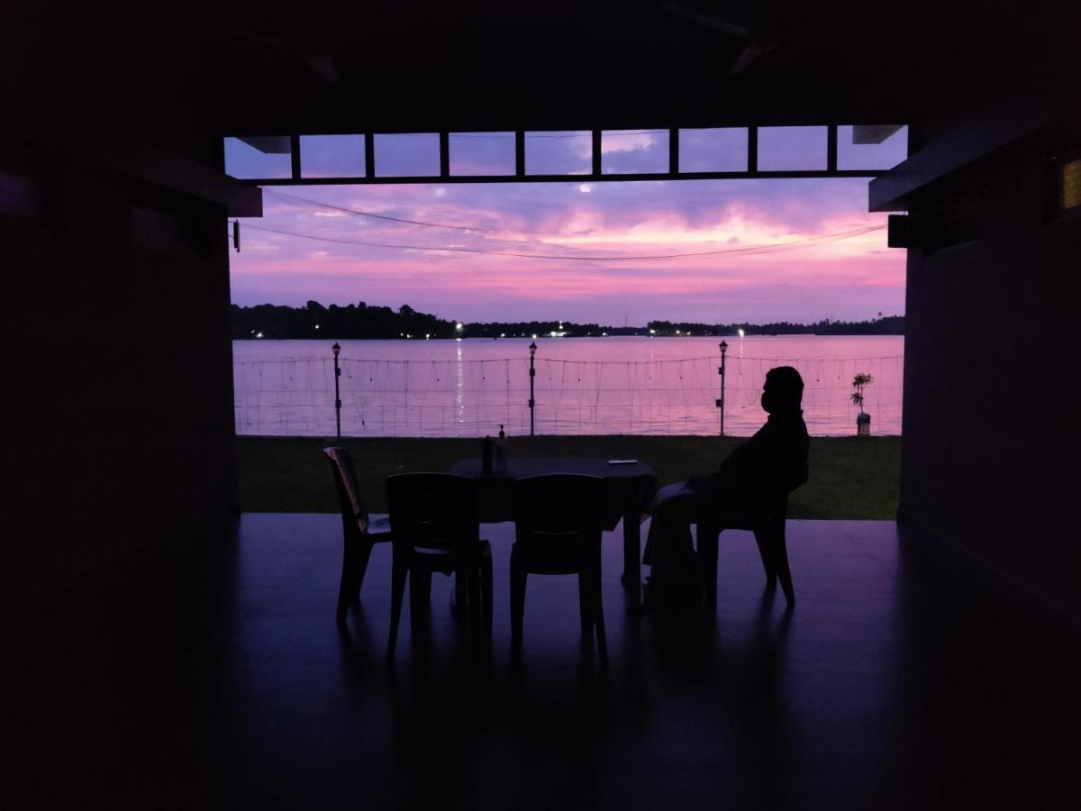 Wind &Waves Apartment โกลลัม ภายนอก รูปภาพ